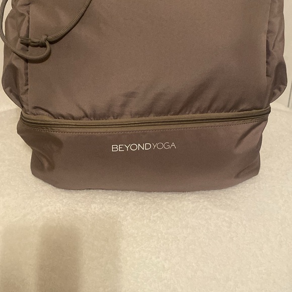 Beyond yoga back pack color gray - Picture 2 of 7